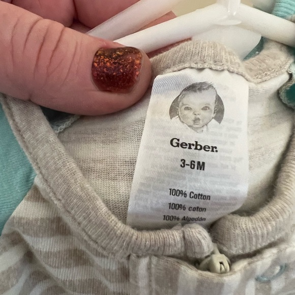 Two-Pack of Gerber 3-6 month sleeper onesies Great Condition - Picture 2 of 3